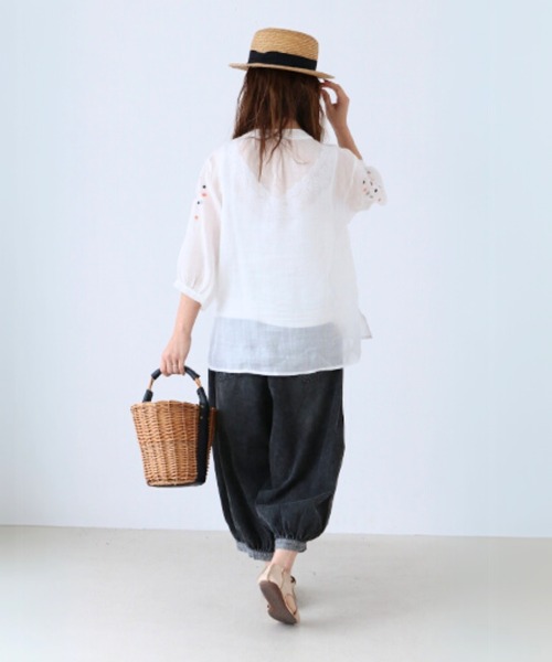 sanpo kuschel(サンポクシェル)の「鮮やか花刺繍ブラウス(半袖)(シャツ/ブラウス・レディース・ホワイト・FREE)」の3枚目の写真