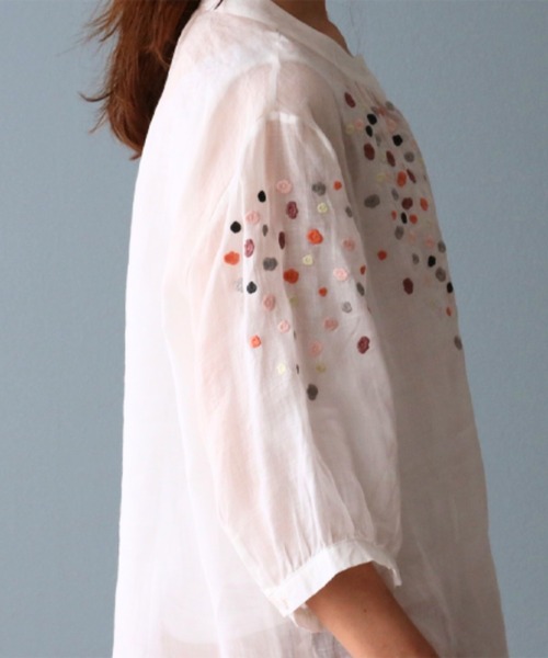 sanpo kuschel(サンポクシェル)の「鮮やか花刺繍ブラウス(半袖)(シャツ/ブラウス・レディース・ホワイト・FREE)」の5枚目の写真