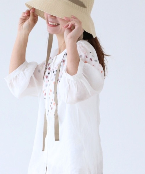 sanpo kuschel(サンポクシェル)の「鮮やか花刺繍ブラウス(半袖)(シャツ/ブラウス・レディース・ホワイト・FREE)」の6枚目の写真