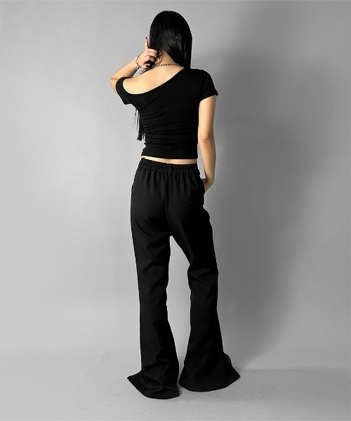 LVEU.（ラブユ.）の「【LVEU.】ワンショルカップイントップス / トップス カットソー ワンショル ワンショルダー アシメ アシンメトリー 半袖 クロップド ショート ブラック ホワイト（Tシャツ/カットソー・レディース・ホワイト/ブラック・FREE）」の3枚目の写真