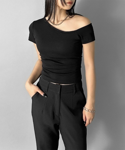 LVEU.（ラブユ.）の「【LVEU.】ワンショルカップイントップス / トップス カットソー ワンショル ワンショルダー アシメ アシンメトリー 半袖 クロップド ショート ブラック ホワイト（Tシャツ/カットソー・レディース・ホワイト/ブラック・FREE）」の4枚目の写真