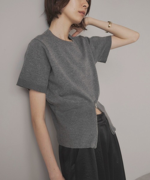 MINERTE（ミネルテ）の「【MINERTE】half zip hem knit / 裾ハーフジップ半袖ニット（ニット/セーター・レディース・ブラック/ブラウン系その他/ダークグレー・FREE）」の3枚目の写真
