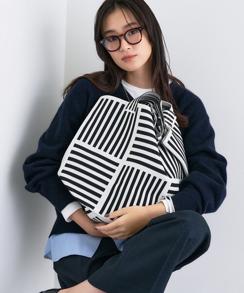 INDIVI（インディヴィ）の「【選べる柄／WEB限定カラー】ビッグニットバッグ（トートバッグ・レディース・ブラック系5/ホワイト系6/ホワイト系3/ブラック系4/ブルー系2/ダークブラウン系2/チャコール/ブラック系2/ホワイト系5・00）」の2枚目の写真