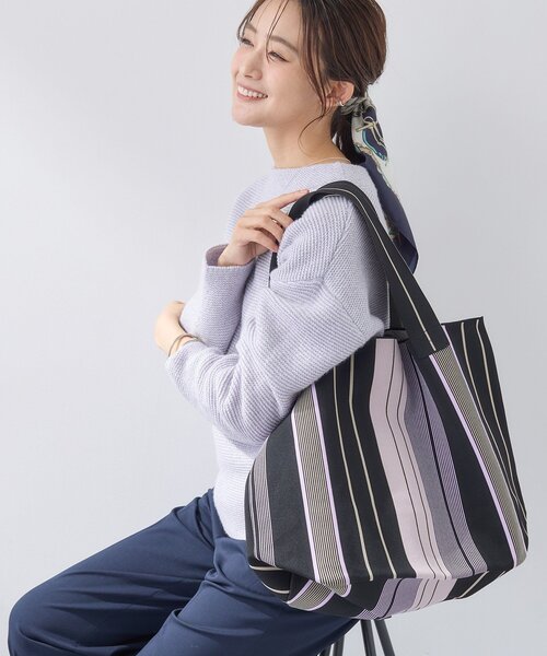 INDIVI（インディヴィ）の「【選べる柄／WEB限定カラー】ビッグニットバッグ（トートバッグ・レディース・ブラック系5/ホワイト系6/ホワイト系3/ブラック系4/ブルー系2/ダークブラウン系2/チャコール/ブラック系2/ホワイト系5・00）」の4枚目の写真