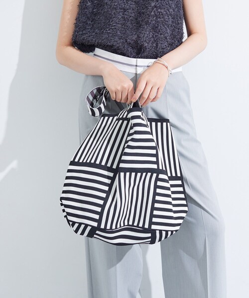 INDIVI（インディヴィ）の「【選べる柄／WEB限定カラー】ビッグニットバッグ（トートバッグ・レディース・ブラック系5/ホワイト系6/ホワイト系3/ブラック系4/ブルー系2/ダークブラウン系2/チャコール/ブラック系2/ホワイト系5・00）」の5枚目の写真