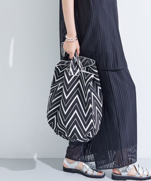 INDIVI（インディヴィ）の「【選べる柄／WEB限定カラー】ビッグニットバッグ（トートバッグ・レディース・ブラック系5/ホワイト系6/ホワイト系3/ブラック系4/ブルー系2/ダークブラウン系2/チャコール/ブラック系2/ホワイト系5・00）」の6枚目の写真
