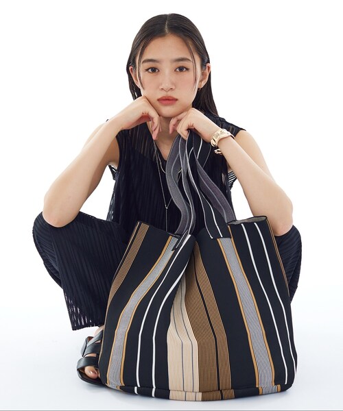 INDIVI（インディヴィ）の「【選べる柄／WEB限定カラー】ビッグニットバッグ（トートバッグ・レディース・ブラック系5/ホワイト系6/ホワイト系3/ブラック系4/ブルー系2/ダークブラウン系2/チャコール/ブラック系2/ホワイト系5・00）」の8枚目の写真