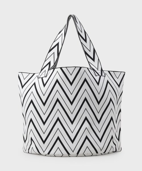 INDIVI（インディヴィ）の「【選べる柄／WEB限定カラー】ビッグニットバッグ（トートバッグ・レディース・ブラック系5/ホワイト系6/ホワイト系3/ブラック系4/ブルー系2/ダークブラウン系2/チャコール/ブラック系2/ホワイト系5・00）」の10枚目の写真