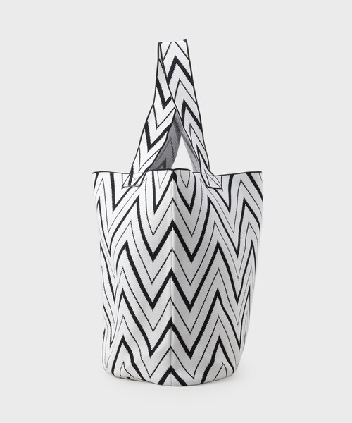 INDIVI（インディヴィ）の「【選べる柄／WEB限定カラー】ビッグニットバッグ（トートバッグ・レディース・ブラック系5/ホワイト系6/ホワイト系3/ブラック系4/ブルー系2/ダークブラウン系2/チャコール/ブラック系2/ホワイト系5・00）」の11枚目の写真