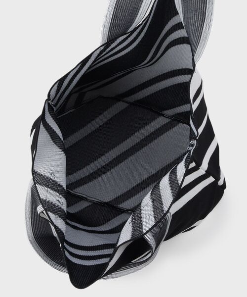 INDIVI（インディヴィ）の「【選べる柄／WEB限定カラー】ビッグニットバッグ（トートバッグ・レディース・ブラック系5/ホワイト系6/ホワイト系3/ブラック系4/ブルー系2/ダークブラウン系2/チャコール/ブラック系2/ホワイト系5・00）」の14枚目の写真