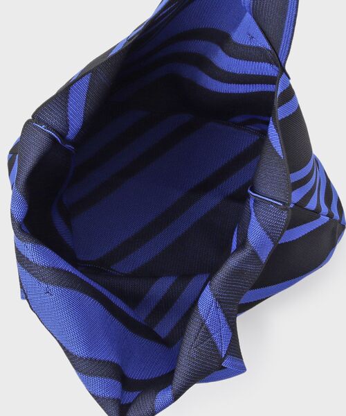 INDIVI（インディヴィ）の「【選べる柄／WEB限定カラー】ビッグニットバッグ（トートバッグ・レディース・ブラック系5/ホワイト系6/ホワイト系3/ブラック系4/ブルー系2/ダークブラウン系2/チャコール/ブラック系2/ホワイト系5・00）」の16枚目の写真