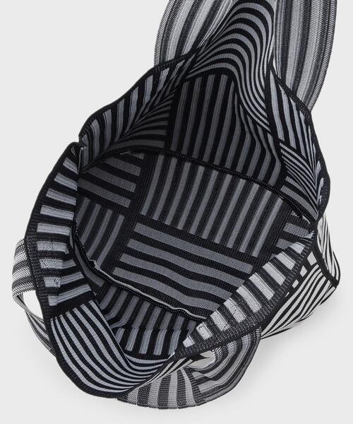 INDIVI（インディヴィ）の「【選べる柄／WEB限定カラー】ビッグニットバッグ（トートバッグ・レディース・ブラック系5/ホワイト系6/ホワイト系3/ブラック系4/ブルー系2/ダークブラウン系2/チャコール/ブラック系2/ホワイト系5・00）」の17枚目の写真