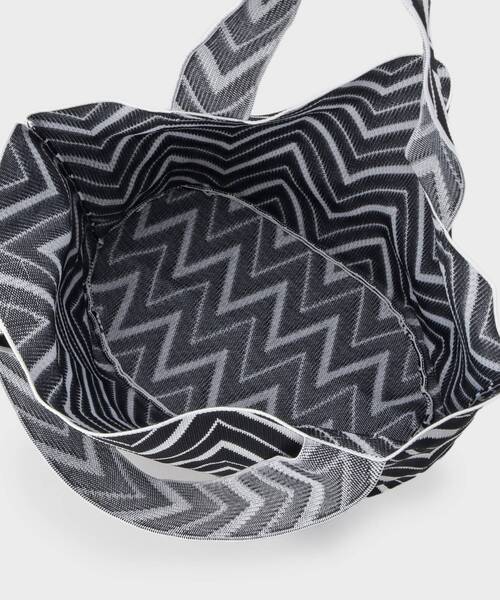 INDIVI（インディヴィ）の「【選べる柄／WEB限定カラー】ビッグニットバッグ（トートバッグ・レディース・ブラック系5/ホワイト系6/ホワイト系3/ブラック系4/ブルー系2/ダークブラウン系2/チャコール/ブラック系2/ホワイト系5・00）」の18枚目の写真