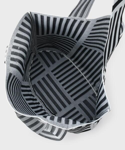 INDIVI（インディヴィ）の「【選べる柄／WEB限定カラー】ビッグニットバッグ（トートバッグ・レディース・ブラック系5/ホワイト系6/ホワイト系3/ブラック系4/ブルー系2/ダークブラウン系2/チャコール/ブラック系2/ホワイト系5・00）」の19枚目の写真