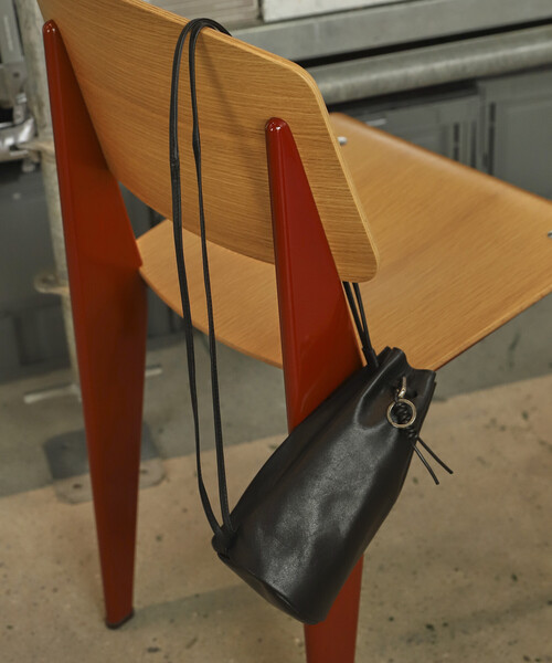 Firsthand(ファーストハンド)の「Firsthand/ファーストハンド レザーキンチャクショルダーバッグ / 牛革 / 撥水レザー(ショルダーバッグ・レディース・ブラック・ONE SIZE)」の6枚目の写真