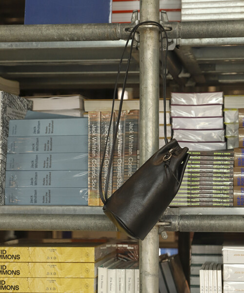 Firsthand(ファーストハンド)の「Firsthand/ファーストハンド レザーキンチャクショルダーバッグ / 牛革 / 撥水レザー(ショルダーバッグ・レディース・ブラック・ONE SIZE)」の11枚目の写真