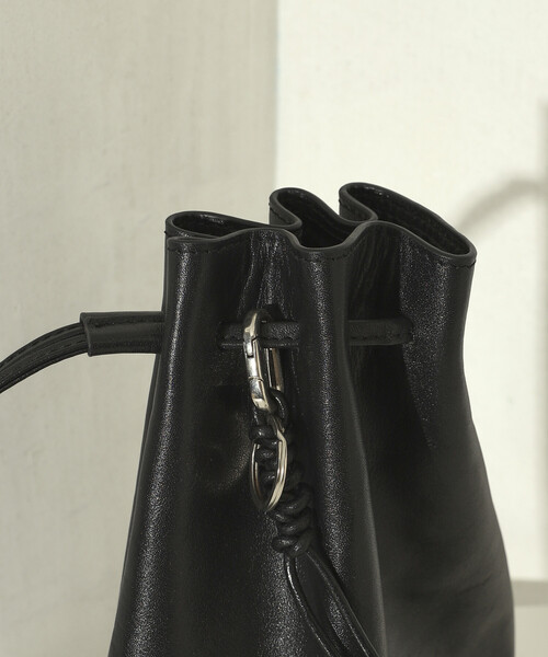 Firsthand(ファーストハンド)の「Firsthand/ファーストハンド レザーキンチャクショルダーバッグ / 牛革 / 撥水レザー(ショルダーバッグ・レディース・ブラック・ONE SIZE)」の7枚目の写真