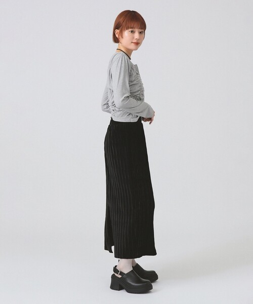 Ray BEAMS（レイビームス）の「プリーツ ベロア タイト スカート（スカート・レディース・ブラック/ダークブラウン・0/1）」の4枚目の写真