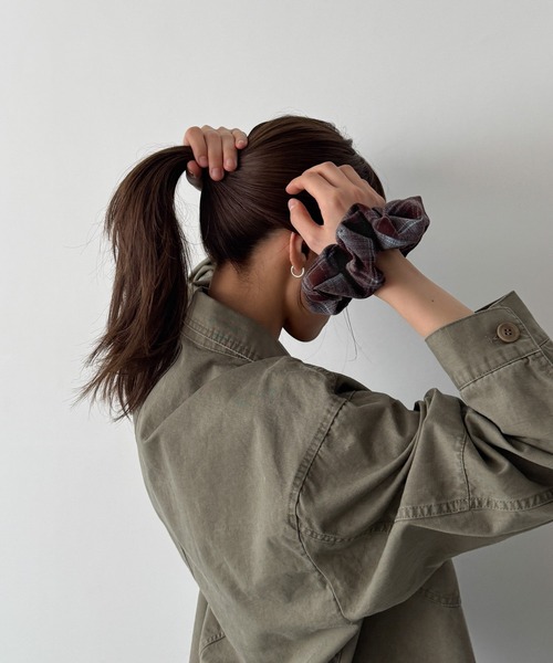 CANAL JEAN（キャナルジーン）の「El mar　ネルチェックシュシュ（シュシュ・レディース・ベージュ/サックスブルー・ONE SIZE）」の3枚目の写真