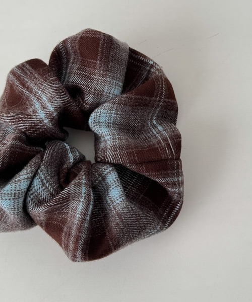 CANAL JEAN（キャナルジーン）の「El mar　ネルチェックシュシュ（シュシュ・レディース・ベージュ/サックスブルー・ONE SIZE）」の4枚目の写真