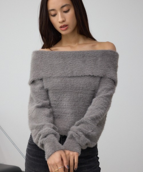 AZUL by moussy(アズールバイマウジー)の「モヘヤライクオフショルダーニット(ニット/セーター・レディース・アイボリー/ブラック/サックスブルー/チャコールグレー・FREE)」の4枚目の写真