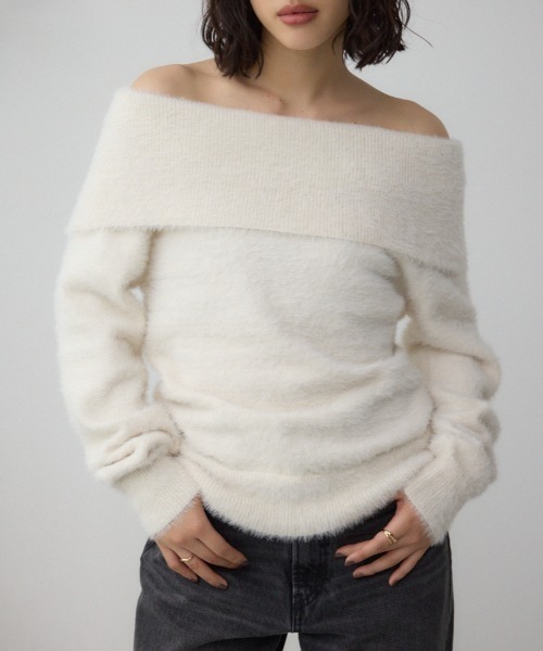 AZUL by moussy(アズールバイマウジー)の「モヘヤライクオフショルダーニット(ニット/セーター・レディース・アイボリー/ブラック/サックスブルー/チャコールグレー・FREE)」の2枚目の写真