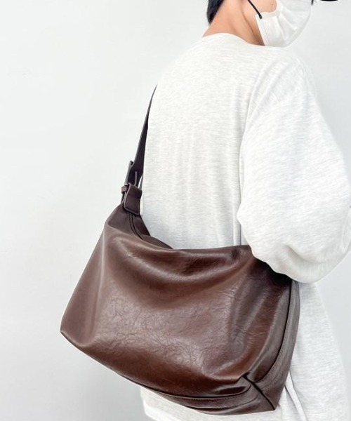 B.R.U(ブル)の「フェイクレザーショルダーバッグ(ショルダーバッグ・メンズ・ブラウン/ブラック・FREE)」の2枚目の写真