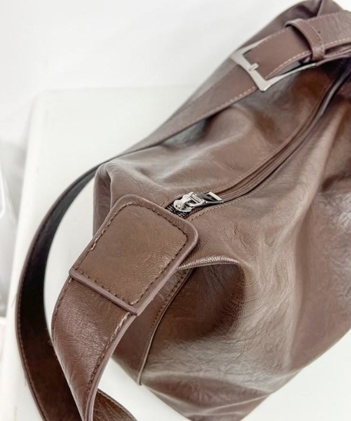 B.R.U(ブル)の「フェイクレザーショルダーバッグ(ショルダーバッグ・メンズ・ブラウン/ブラック・FREE)」の5枚目の写真