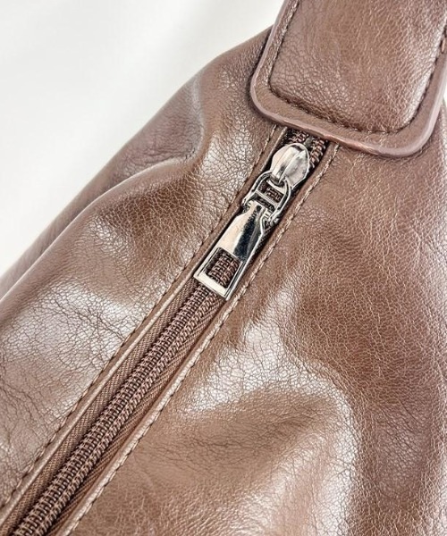 B.R.U(ブル)の「フェイクレザーショルダーバッグ(ショルダーバッグ・メンズ・ブラウン/ブラック・FREE)」の6枚目の写真