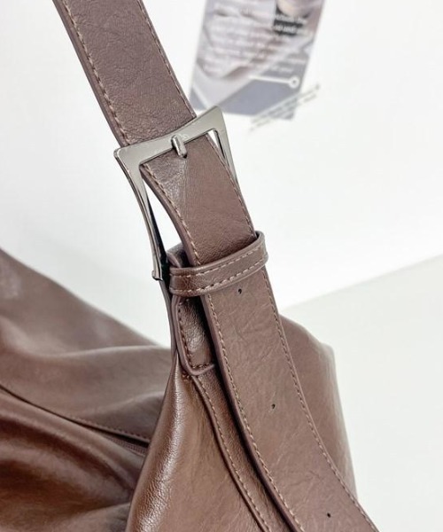 B.R.U(ブル)の「フェイクレザーショルダーバッグ(ショルダーバッグ・メンズ・ブラウン/ブラック・FREE)」の3枚目の写真