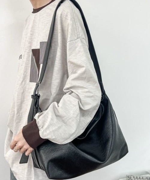 B.R.U(ブル)の「フェイクレザーショルダーバッグ(ショルダーバッグ・メンズ・ブラウン/ブラック・FREE)」の21枚目の写真