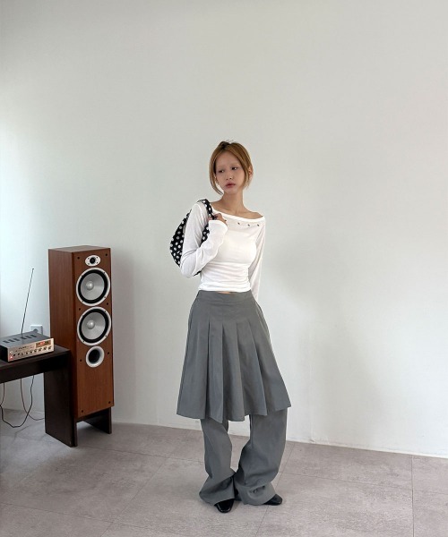 4INT.(フォイント)の「アイレット 無地 スリム オフショルダー クロップド ロングスリーブ Tシャツ(Tシャツ/カットソー・レディース・ホワイト/ブラック/チャコール・FREE)」の18枚目の写真
