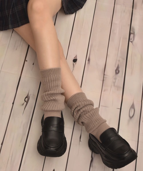 Mayree（メイリー）の「【float】ベーシック 無地リブ ルーズソックス/ハイソックス/【8色展開】（ソックス/靴下・レディース・グレー/オフホワイト/ブラック/ホワイト/アッシュブラウン/ブラウン/チャコール/アイボリー・FREE）」の7枚目の写真