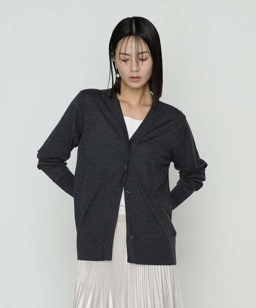 COMME CA(コムサ)の「ウール梳毛 Vネックカーディガン(カーディガン/ボレロ・レディース・サックスブルー/チャコール/トップグレー/レッド・9号/11号)」の18枚目の写真