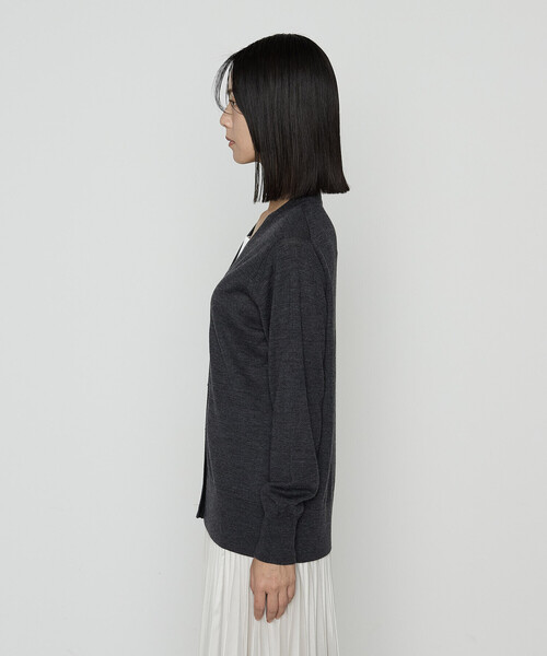 COMME CA(コムサ)の「ウール梳毛 Vネックカーディガン(カーディガン/ボレロ・レディース・サックスブルー/チャコール/トップグレー/レッド・9号/11号)」の15枚目の写真