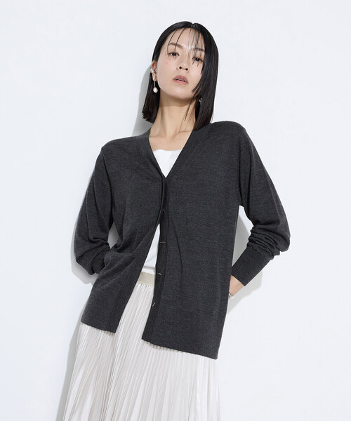 COMME CA(コムサ)の「ウール梳毛 Vネックカーディガン(カーディガン/ボレロ・レディース・サックスブルー/チャコール/トップグレー/レッド・9号/11号)」の3枚目の写真