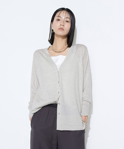 COMME CA(コムサ)の「ウール梳毛 Vネックカーディガン(カーディガン/ボレロ・レディース・サックスブルー/チャコール/トップグレー/レッド・9号/11号)」の2枚目の写真