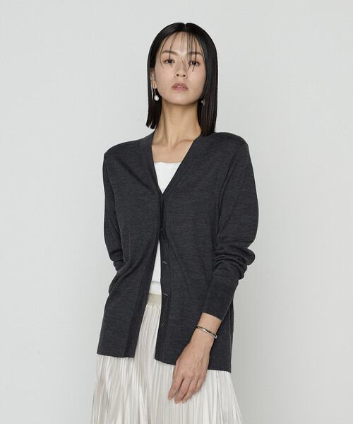 COMME CA(コムサ)の「ウール梳毛 Vネックカーディガン(カーディガン/ボレロ・レディース・サックスブルー/チャコール/トップグレー/レッド・9号/11号)」の6枚目の写真