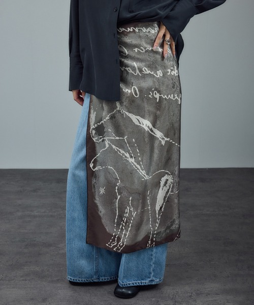 SALON adam et rope'（サロン アダム エ ロペ）の「スケッチプリントシルクスカーフ（バンダナ/スカーフ・レディース・ピンク/ダークブラウン・FREE）」の2枚目の写真