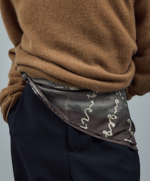 SALON adam et rope'（サロン アダム エ ロペ）の「スケッチプリントシルクスカーフ（バンダナ/スカーフ・レディース・ピンク/ダークブラウン・FREE）」の3枚目の写真