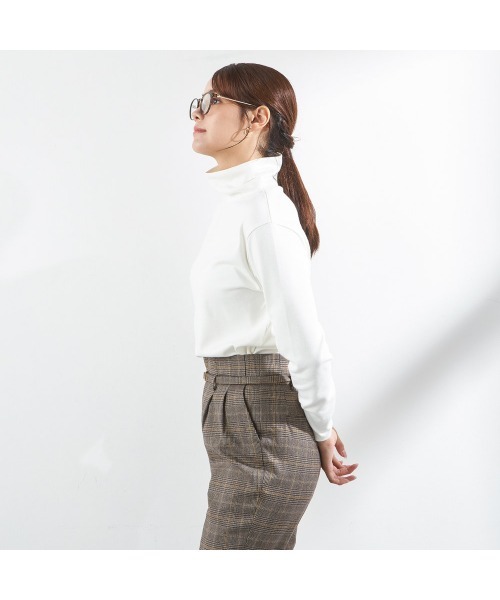 SUIT SELECT（スーツセレクト）の「オフタートルカットソー（Tシャツ/カットソー・レディース・ホワイト/ブラック・LARGE/MEDIUM）」の3枚目の写真