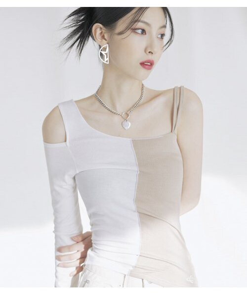 AVANDRESS(アバンドレス )の「Unbalanced sleeve T-shirt BLACK(Tシャツ/カットソー・レディース・その他・MEDIUM/SMALL)」の2枚目の写真