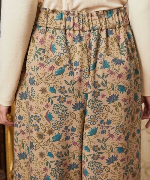 Jocomomola(ホコモモラ)の「Calle de Bordadores フラワープリントワイドパンツ(その他パンツ・レディース・ベージュ/ブルー・40)」の4枚目の写真