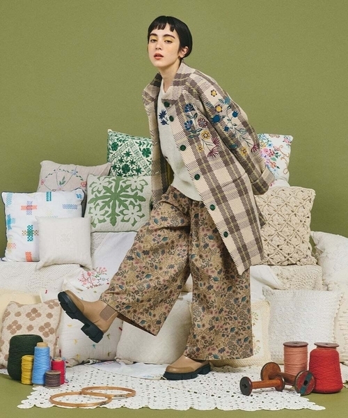 Jocomomola(ホコモモラ)の「Calle de Bordadores フラワープリントワイドパンツ(その他パンツ・レディース・ベージュ/ブルー・40)」の7枚目の写真