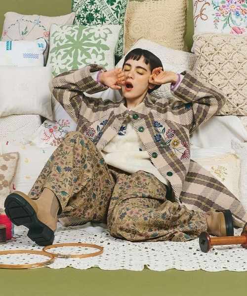 Jocomomola(ホコモモラ)の「Calle de Bordadores フラワープリントワイドパンツ(その他パンツ・レディース・ベージュ/ブルー・40)」の8枚目の写真