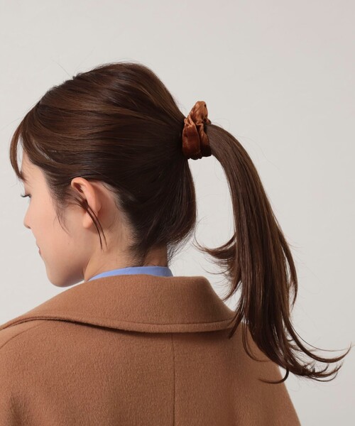 NOLLEY’S（ノーリーズ）の「【nolleys/ノーリーズ】ベロアリボンシュシュ（ヘアゴム・レディース・ブラウン/ブラック・FREE）」の4枚目の写真