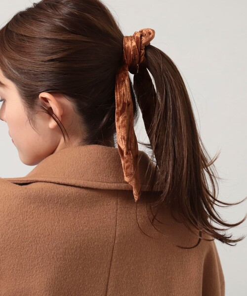 NOLLEY’S（ノーリーズ）の「【nolleys/ノーリーズ】ベロアリボンシュシュ（ヘアゴム・レディース・ブラウン/ブラック・FREE）」の5枚目の写真