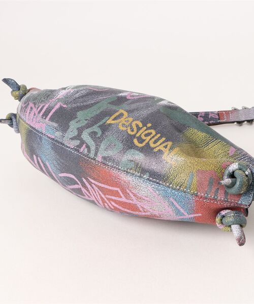 Desigual(デシグアル)の「アーティプリント グラフティーミニショルダーバッグ(ショルダーバッグ・レディース・マルチ・FREE)」の2枚目の写真