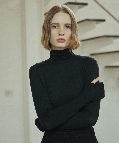 YUPPE(ヨッペ)の「BASIC TURTLENECK T-SHIRT_BLACK(Tシャツ/カットソー・レディース・その他・FREE)」の4枚目の写真