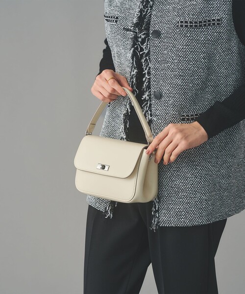 UNITED ARROWS（ユナイテッドアローズ）の「フラップ コンパートメント ショルダーバッグ（ショルダーバッグ・レディース・オフホワイト/ブラック・FREE）」の2枚目の写真